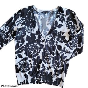 Black & white floral cardigan in like new condition. Covington, size M